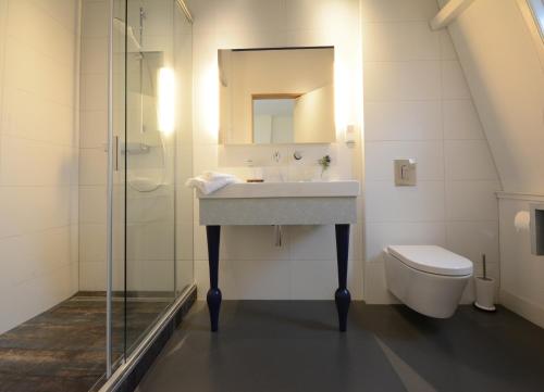 奈梅亨海特布劳乌尔早餐加卧室旅馆的一间带水槽和卫生间的浴室