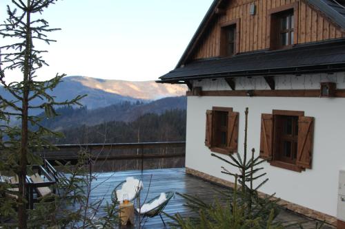 奥什恰德尼察Chata Marguška - U Fera的带阳台的度假屋,享有山景