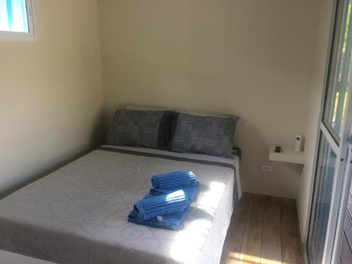 乌巴图巴Farol da Barra Seca Ubatuba的小卧室配有一张蓝色袋子的床