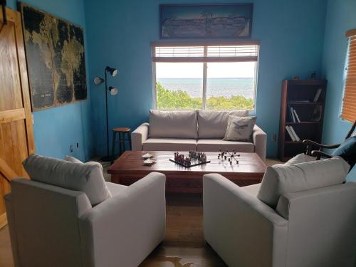 大特克岛La Grande Pettite Villa的客厅配有沙发、桌子和两把椅子