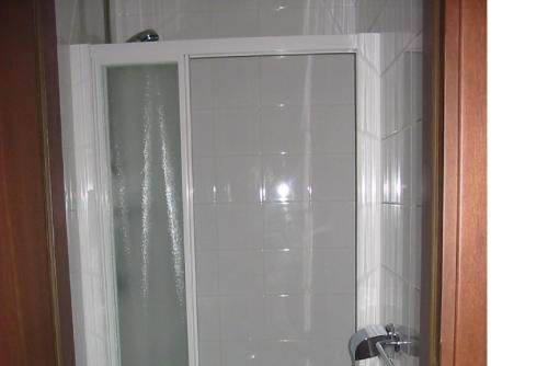 威尼斯安蒂科卡彭酒店的浴室设有白色瓷砖和淋浴。