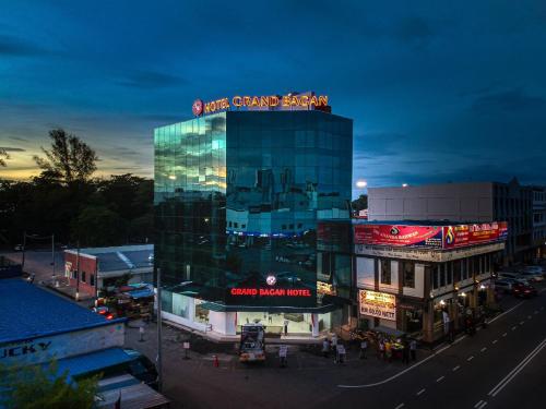 巴特沃思Grand Bagan Hotel的一座大型玻璃建筑,上面有标志