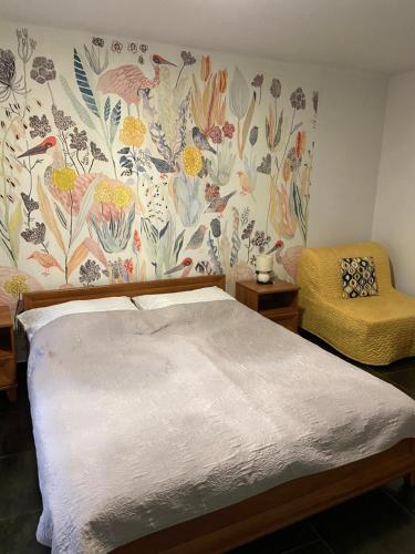 米什科尔茨SenoRita的一间卧室配有一张床和一张带花卉壁纸的墙壁