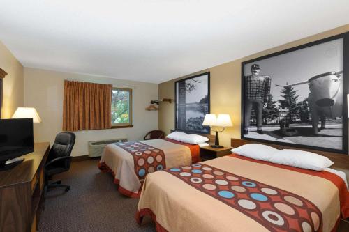 伯米吉伯米吉速8酒店的酒店客房设有两张床和一台平面电视。