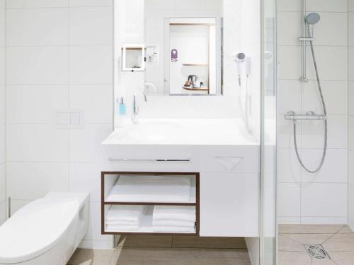 柏林柏林美居农业酒店的白色的浴室设有水槽和淋浴。