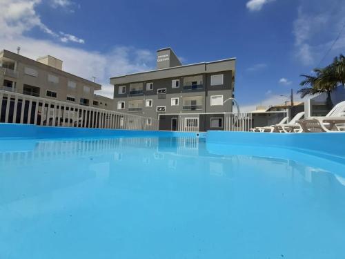 弗洛里亚诺波利斯Pousada Gomes的从游泳池欣赏到酒店的景色