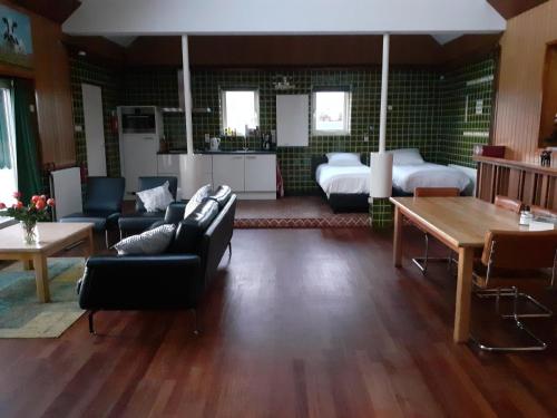 瓦尔德瓦坎沃德度假屋的客厅配有沙发和桌子