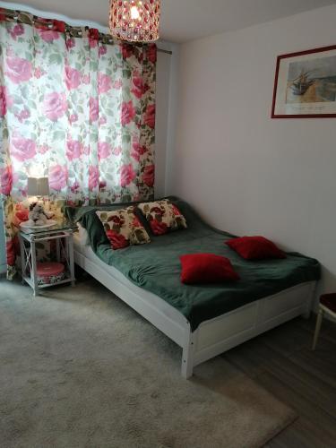 科沃布热格Apartament szafirowa25 pietro1的一间卧室配有一张带绿色棉被的床