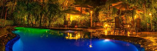 帕沃内斯La Ponderosa的夜间在度假村中心的一个游泳池