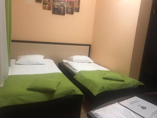 莫斯科奥布拉卡酒店的两张睡床彼此相邻,位于一个房间里