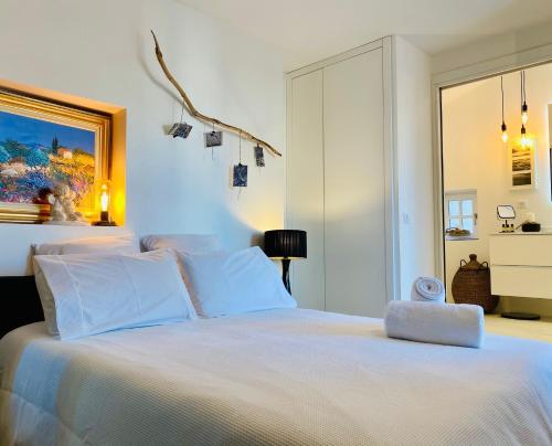 克莱蒙费朗Charmant T2 Cosy Notre Dame du Port的卧室配有白色的床和大窗户