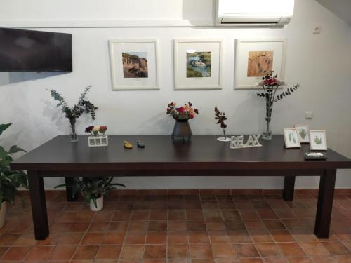 阿达莱斯Casabobastro的一张木桌,放着鲜花和图片