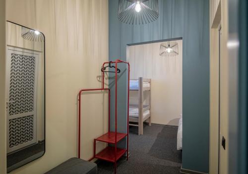 叶卡布皮尔斯RUMI Hotel with Self Check-In的一间设有镜子和红色梯子的房间