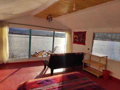 普诺Uros Quechua`s Lodge Titicaca的享有水景的客厅