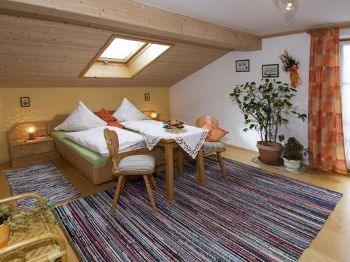 因泽尔Am Großwaldbach - Chiemgau Karte的一间设有桌子、床和地毯的房间