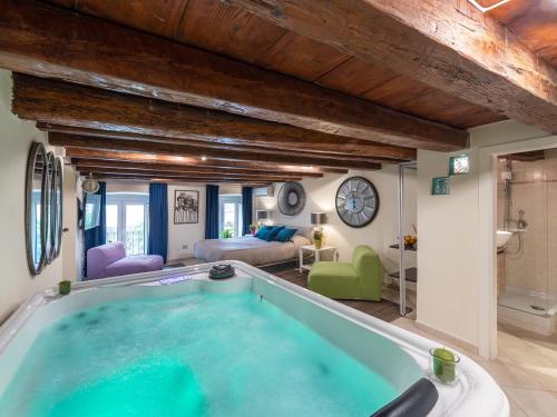 卡利亚里Aquamarina的客厅里设有一个大浴缸
