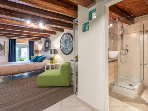 卡利亚里Aquamarina的一间卧室配有一张床,浴室设有淋浴。
