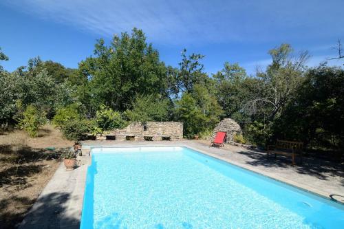 戈尔德Bastide au coeur du Lubéron的一座房子旁的院子内的游泳池