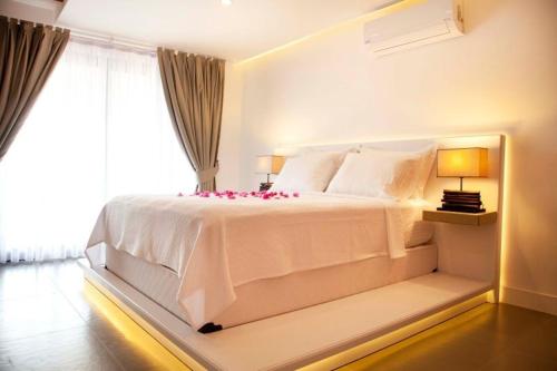 达特恰PAYAM BUTİK OTEL的卧室配有一张大白色床和窗户