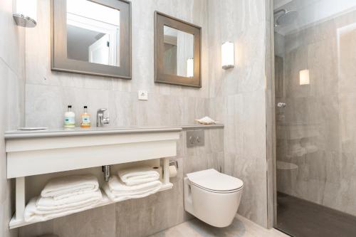 德科赫Hampton home B&B suites的一间带水槽、卫生间和镜子的浴室