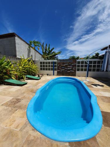 圣米格尔-杜斯米拉格里斯The Beach Hostel Milagres的庭院里的一个大型蓝色游泳池