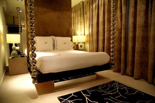 马德里Abalú Small Luxury & Design Boutique Hotel的一间卧室配有一张带大秋千的床