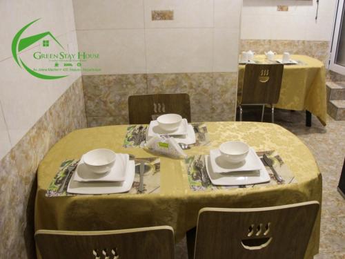 马普托Green Stay house的用餐室配有桌椅和黄色桌布