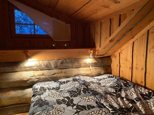 列维Levi Log Cabin - Viprakka 4A的小木屋内一间卧室,配有一张床