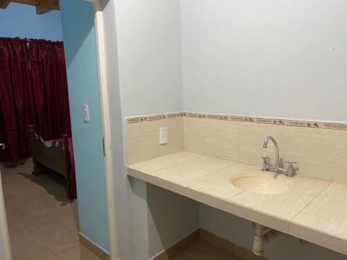 卡法亚特Casa de Campo Vertientes的客房内的盥洗盆浴室台面