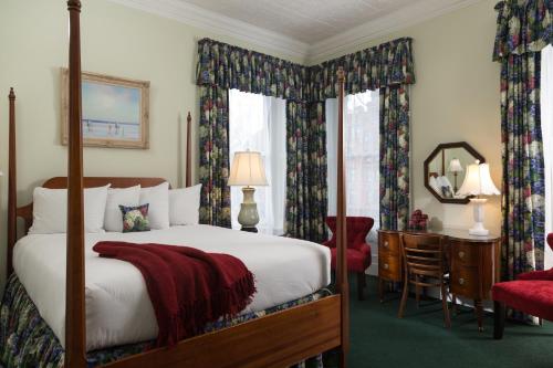 萨拉托加泉萨拉托加阿姆斯酒店的一间卧室配有一张床和一张带镜子的书桌