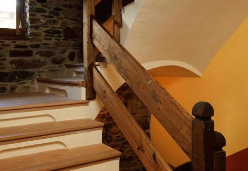 普兰莱菲尔塔酒店的木楼梯,位于石墙的房间里