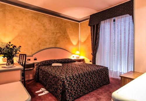 萨萨里格拉西阿德勒达酒店的酒店客房设有床和窗户。
