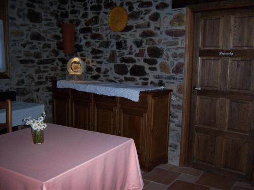 普兰莱菲尔塔酒店的一间设有桌子和石墙的房间