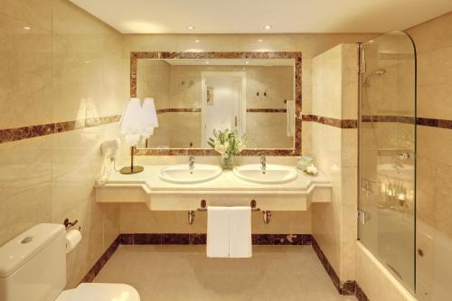 马贝拉瓦萨里度假酒店的一间带水槽、淋浴和卫生间的浴室