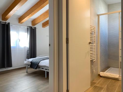巴达洛纳Vila Badalona的一间卧室设有一张床和一个玻璃门
