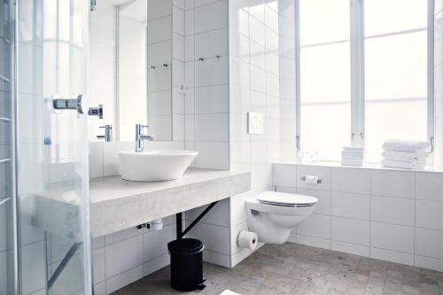 维斯比Kalk Hotel的白色的浴室设有水槽和卫生间。