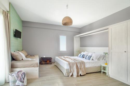 阿莫利亚尼岛Nissos Rooms Ammouliani的一间卧室设有两张床和窗户。