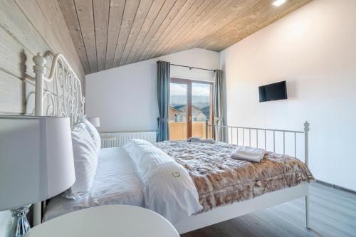 布朗Green Resort Bran的白色的卧室设有床和窗户