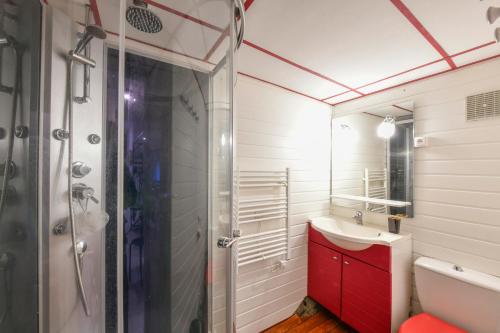 科特雷Studio idéalement situé的带淋浴和盥洗盆的浴室