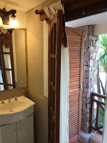 圣罗莎卡拉穆奇塔县凯莱酒店的一间带水槽和镜子的浴室