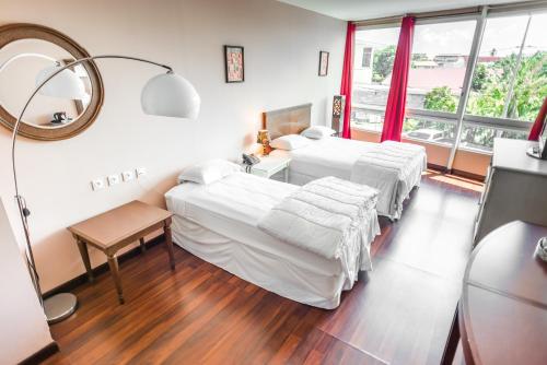 帕皮提萨拉努伊酒店的酒店客房,设有两张床和镜子