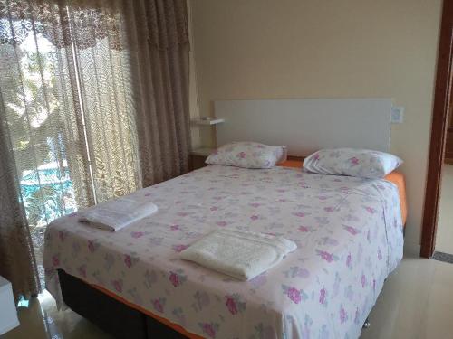 塞古罗港Residence Vila Europa的一间卧室配有一张床,上面有两条毛巾