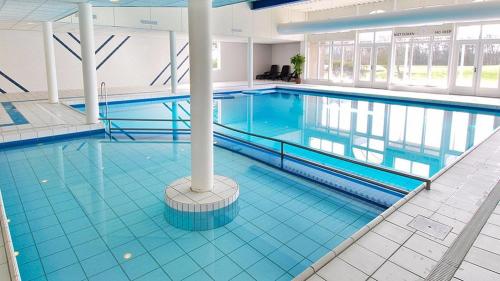 霍勒姆Appartement, Kaap 123 - Ameland的大型建筑中的大型游泳池