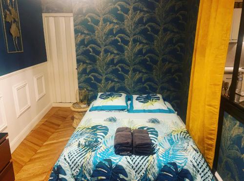 枫丹白露Appartement centre Fontainebleau的一间卧室配有带毛巾的床