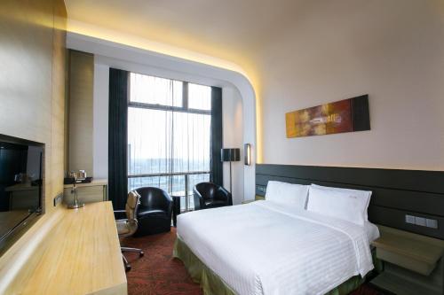 松江上海松江假日酒店（近庙前街）的酒店客房设有一张床和一个大窗户