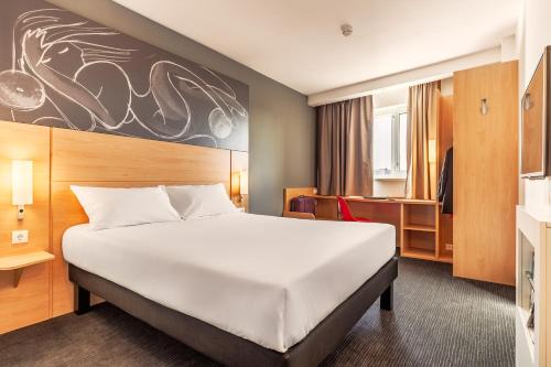 克拉斯诺达尔克拉斯诺达尔中心宜必思酒店的一间酒店客房,房内配有一张大床