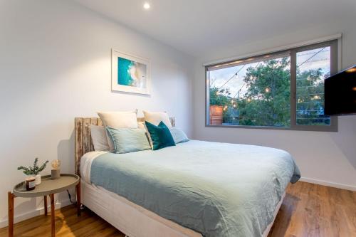 亚林加普距离雅林角海滩160步旅馆的一间卧室设有一张大床和一个窗户。