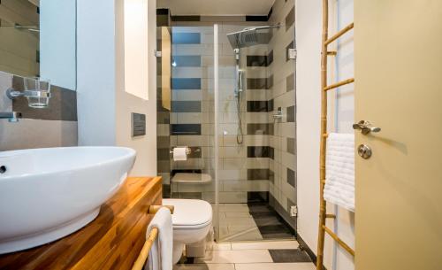 海法贝特咖里姆精品酒店的浴室配有白色水槽和卫生间。