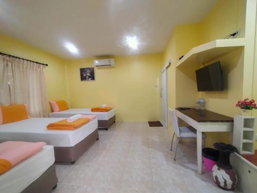 王南安科Ozone Chomdao Resort的客房设有两张床和一张书桌