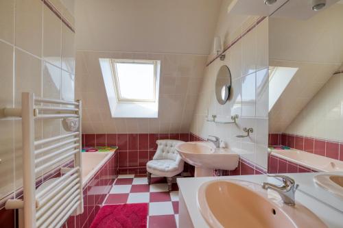 FaverollesMaison de 4 chambres avec piscine interieure jardin clos et wifi a Villentrois Faverolles en Berry的浴室设有2个水槽和镜子